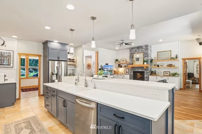 A very clean looking kitchen with man-made quartz countertops